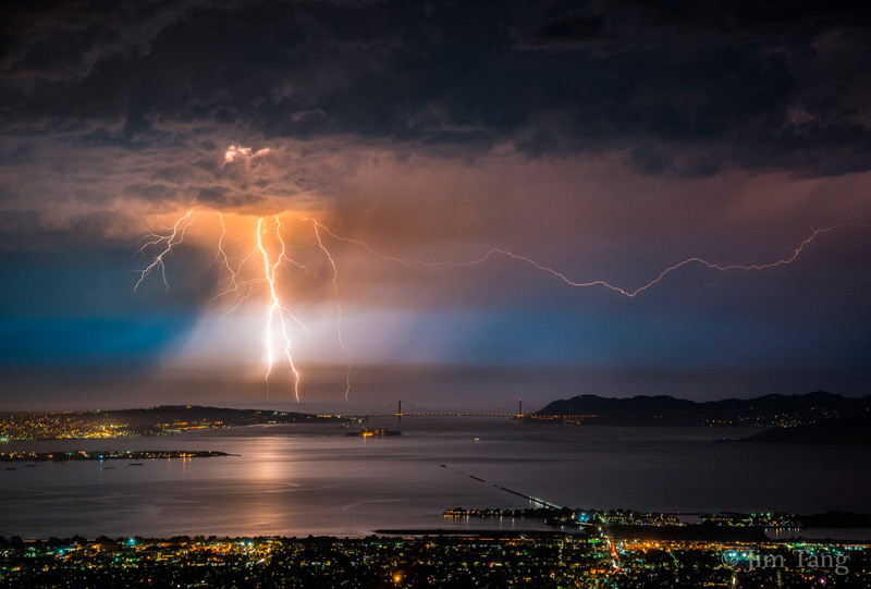 Lightning above the Golden Gate Bridge